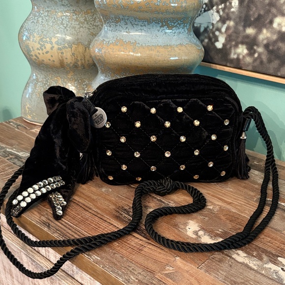 Juicy Couture Handbags - Juicy Couture Black and Gold Patterned Interior like new condition